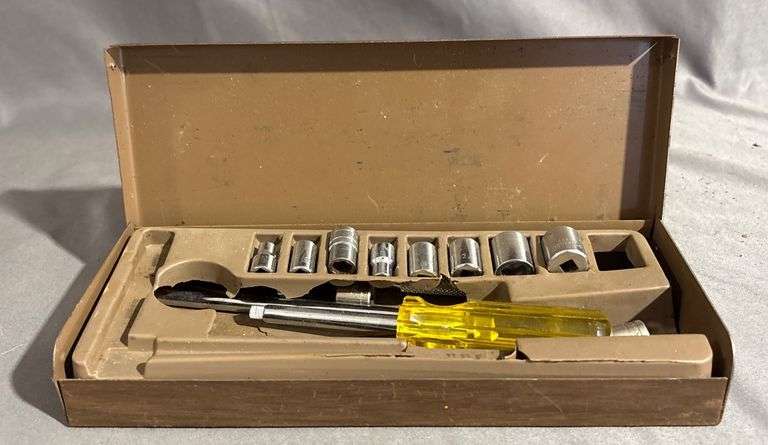 Metal Socket Wrench Tool Kit with Plastic Handle in Hinged Case