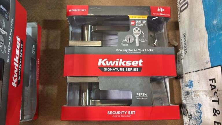 Kwikset
Perth Keyed Entry Handle and Single Cylinder Deadbolt Combo Pack featuring SmartKey Security in Satin Nickel