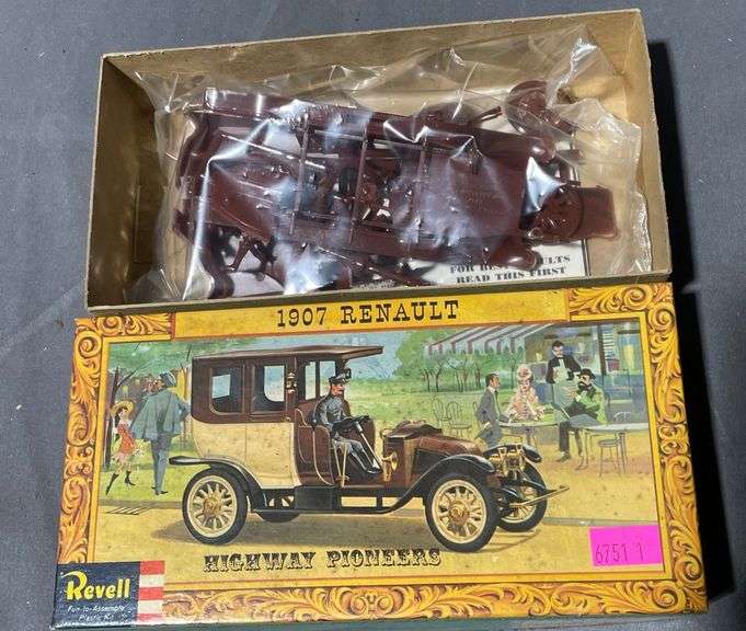 Revell 1907 Renault Highway Pioneers Plastic Model Kit in Original Box