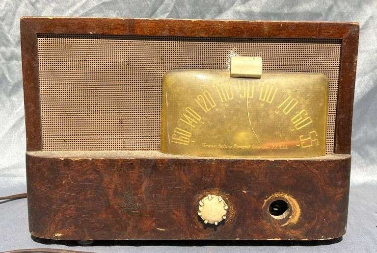 Emerson Radio by Emerson Radio and Photograph Corporation N.Y. U.S.A.
