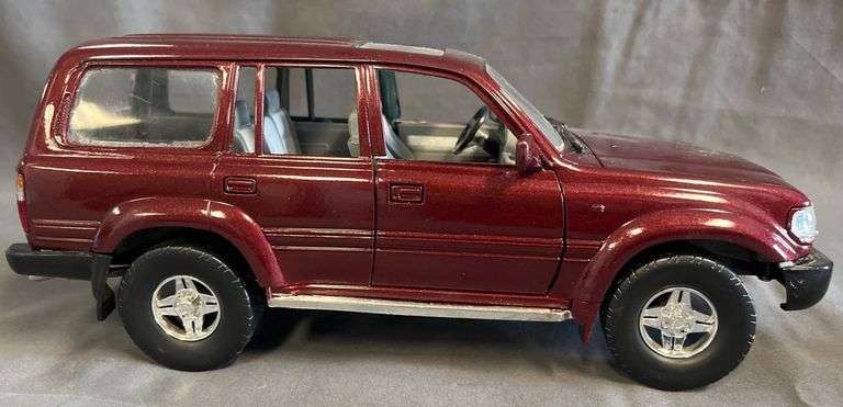 Toyota Land Cruiser by Road Legend Model, 1:18 Scale