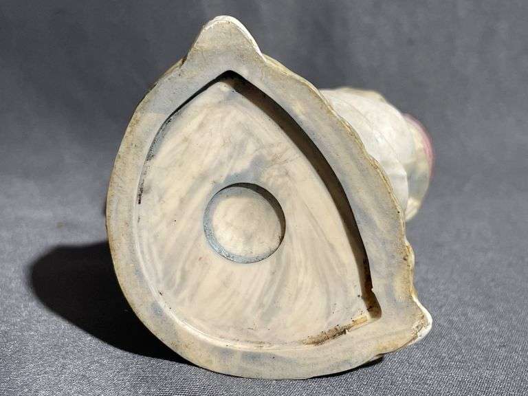 Simonettti Depose Nun Figurine, 4 Inches Tall