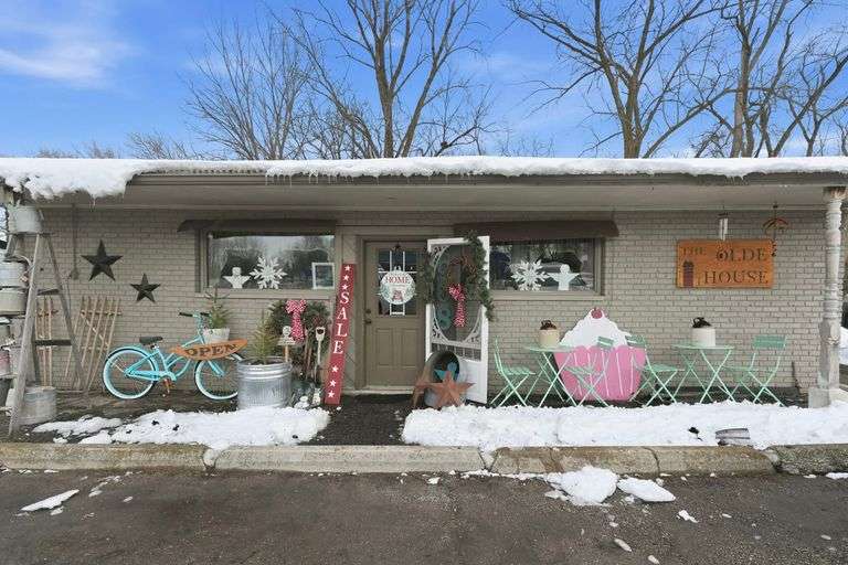 Updated Commercial Retail Building on State Road 15!