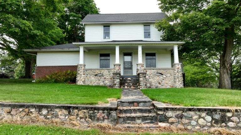 Tract 1 - Country Homestead with Multiple Outbuildings on 7± Acres
