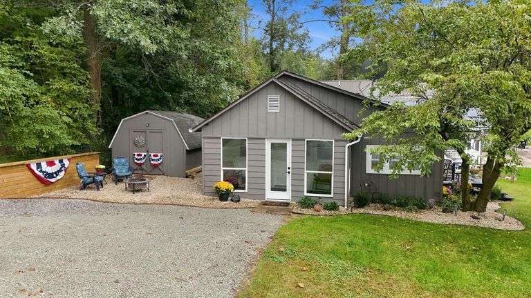 2 Bedroom Cottage at Nyona & Mud Lake!