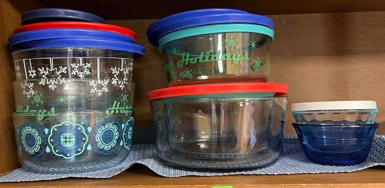 Pyrex Glass Storage Containers with Multi-Color Lids, Holiday Designs ...