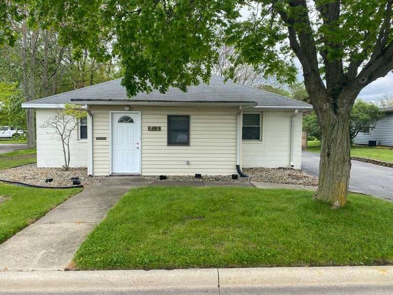 Versatile Office Building with Private Parking Lot located between Winona Lake & Warsaw, IN - Great Investment Opportunity!