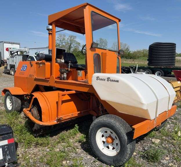 1995 BROCE RC350 Street Broom, Cummins Diesel, Well Maintained, Runs and Operates, 2192 Hours, Serial Number 89518, PICK UP AT ALTERNATE LOCATION - MUNCIE, IN