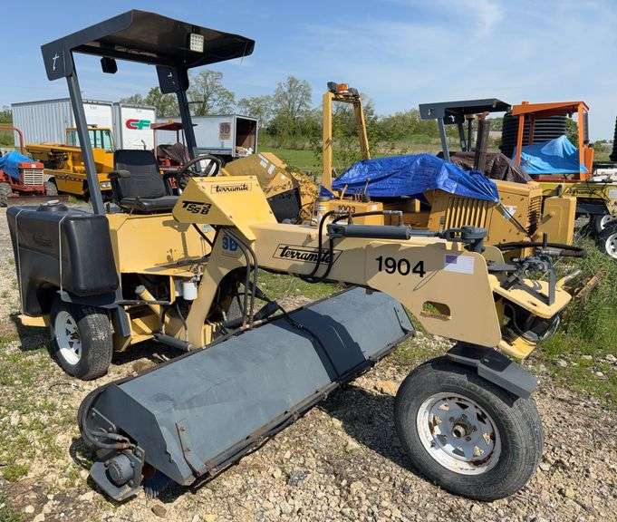 2005 Terramite TSS38 Street Broom, Kubota Diesel, Well Maintained, Runs and Operates, Brush is Fair, 452 Hours, Serial Number 25TS0340, PICK UP AT ALTERNATE LOCATION - MUNCIE, IN