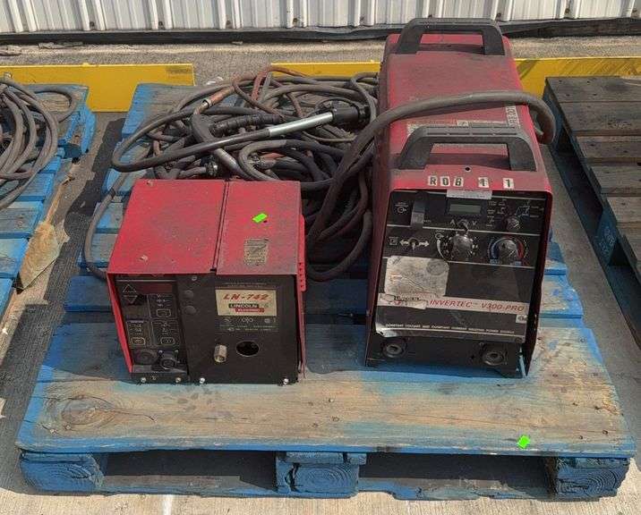 Lincoln Welder, Invertec V300 Pro, LN 742, Operated when Last Used - PICK UP IN MARION, IN
