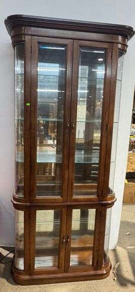 Pulaski Furniture Glass Display Cabinet-Light Does Not Turn On  32"x11"