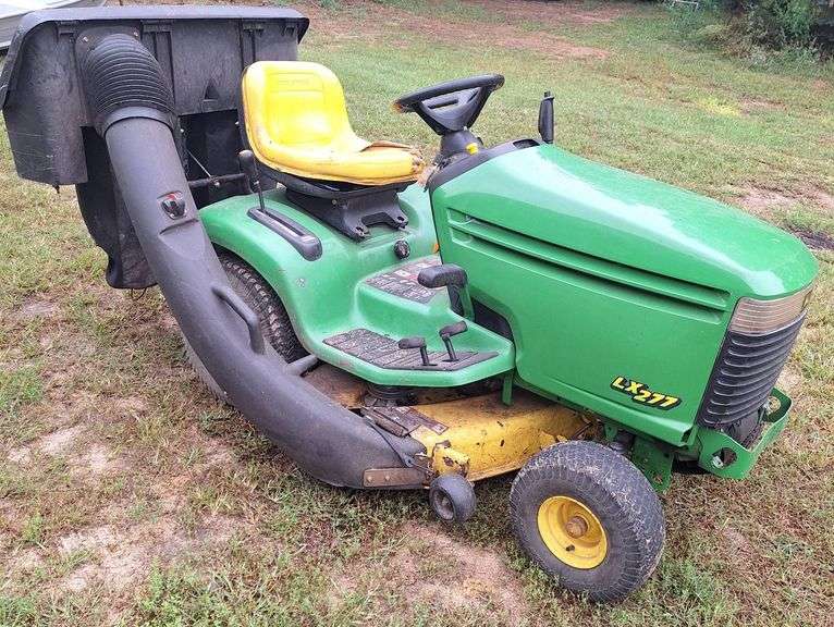 John Deere LX277 Lawn Tractor with Grass Bagger 42C Deck, runs, deck has damage