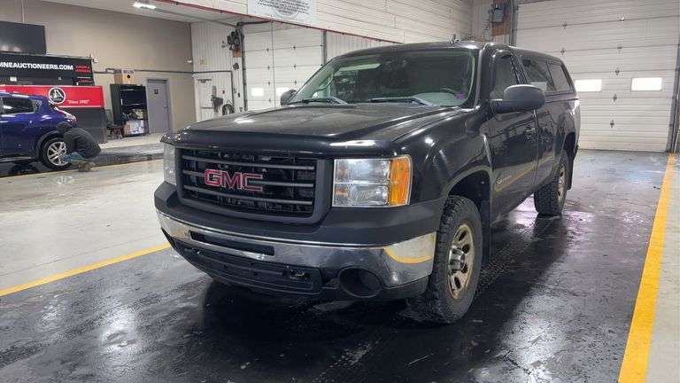 2011 GMC Sierra 1500 4x4 Work Truck 2dr Regular Cab 8 ft. LB