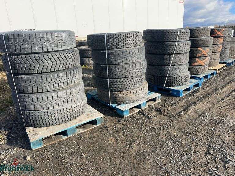 30-11R22.5 Tires