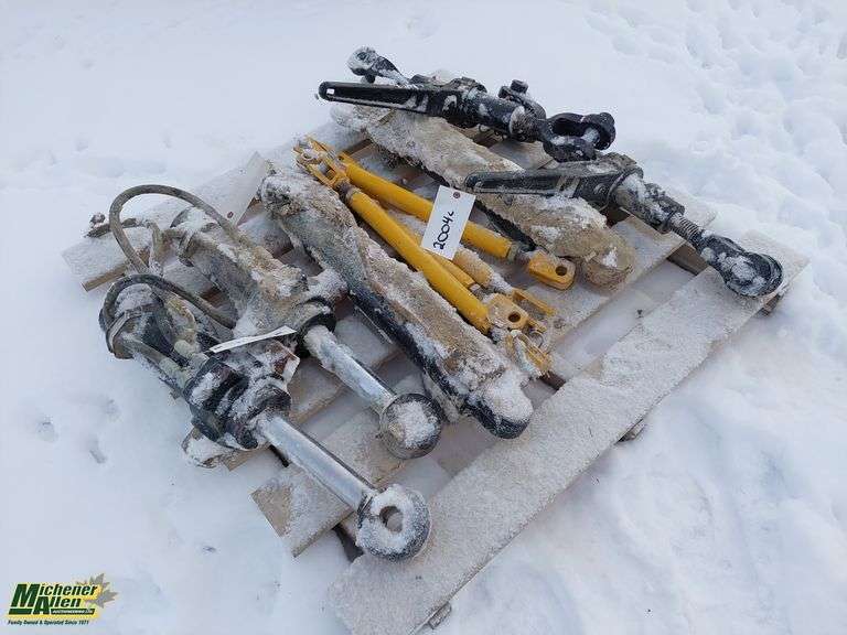 Pallet Containing 4 Hydraulic Rams and 5 Assorted Turnbuckles
