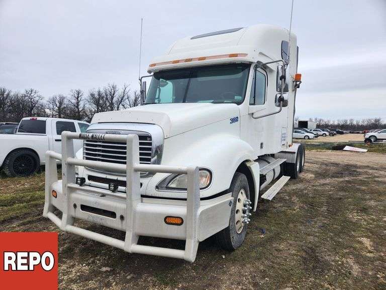 Non-Operable  2002  Freightliner  Columbia 120  T/A  Sleeper Tractor