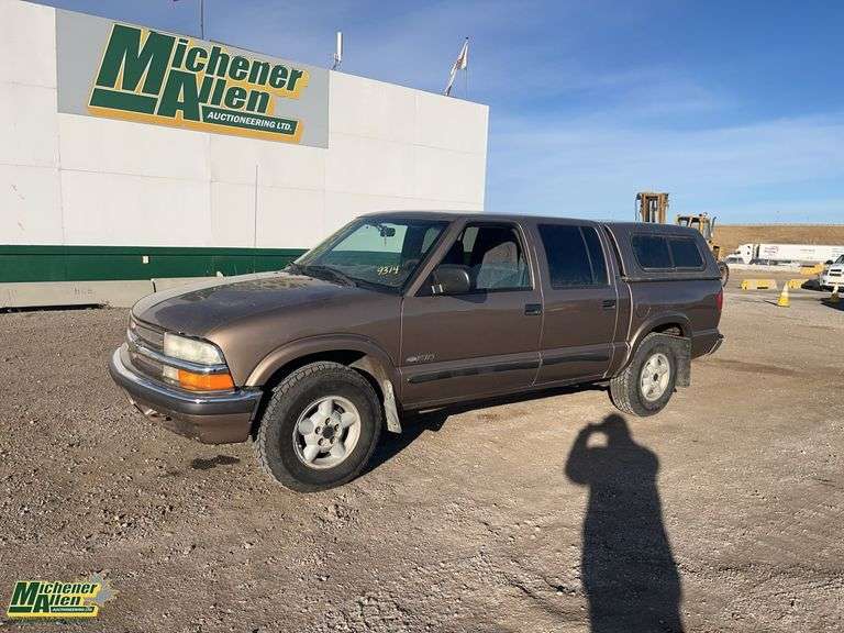 2002  Chevrolet  S10  4x4 4dr Crew Cab w/Canopy