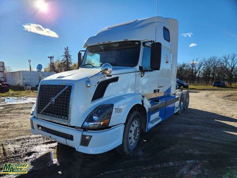 Non-Operable  2005  Volvo  VNL  T/A  Sleeper Tractor
