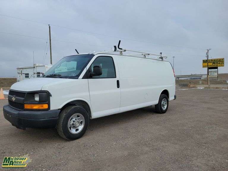 2010 Chevrolet Express 4x2 Cargo Van w/Shelving