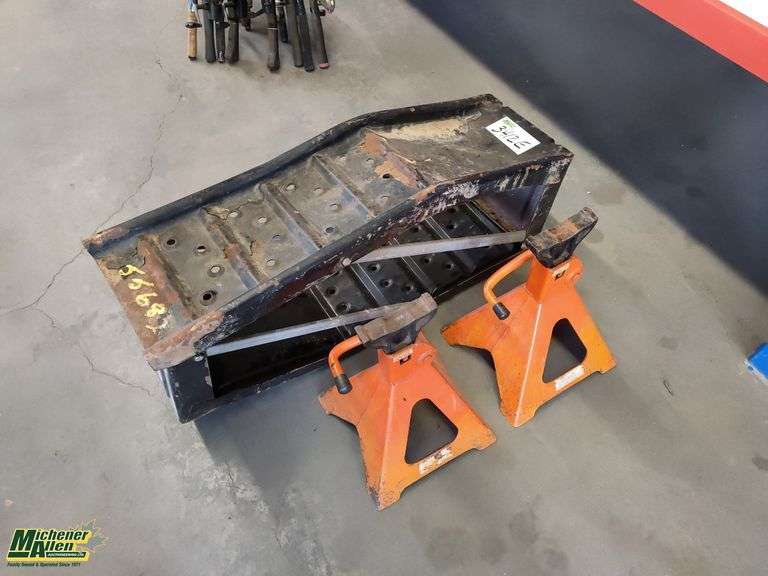 2 Vehicle Ramps and 2 Jack Stands