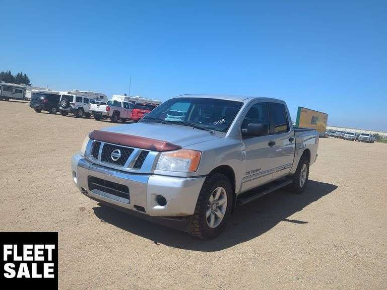 2015  Nissan  Titan  4x4 SV 4dr Crew Cab SWB