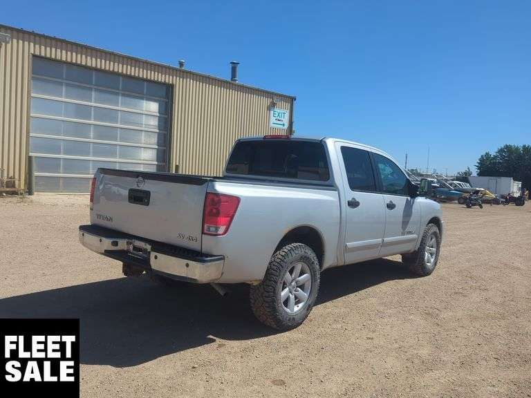 2014  Nissan  Titan  4x4 SV 4dr Crew Cab SWB