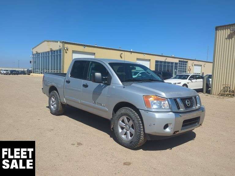 2014  Nissan  Titan  4x4 SV 4dr Crew Cab SWB