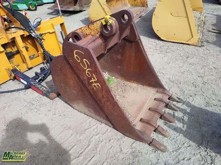 John Deere 29in Digging Bucket - Michener Allen Auctioneering Ltd