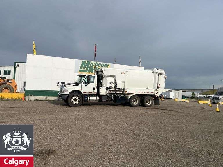 2018  International  WorkStar 7400  T/A  Refuse Truck