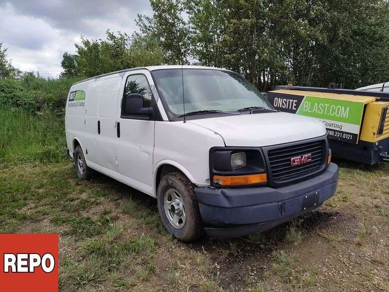 Non-Operable  2003  GMC  Savana  Cargo Van