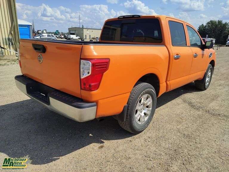 2017  Nissan  Titan  4x4 Crew Cab SB