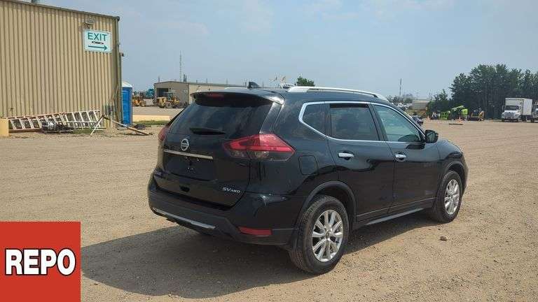 2017  Nissan  Rogue  AWD SV 4dr Crossover