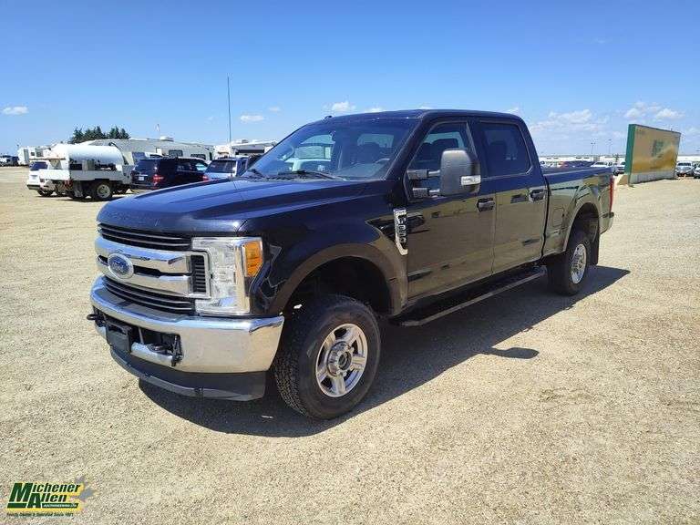 2017  Ford  F-350 Super Duty  4x4 XLT Crew Cab 6.8 ft. SB SRW