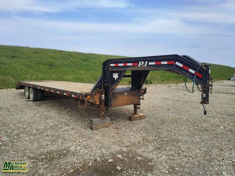 2015  PJ Trailers  T/A  26 ft. 8 in.  Gooseneck Equipment Trailer