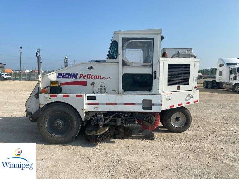 2002  Elgin  Pelican Series P  Elgin Sweeper CO.     Pelican Series P  Street Sweeper