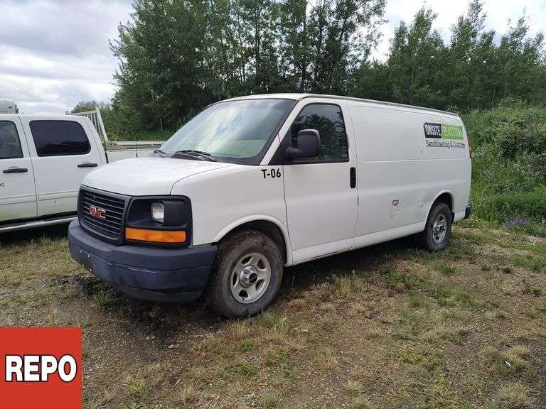 Non-Operable  2003  GMC  Savana  Cargo Van