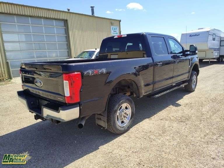 2017  Ford  F-350 Super Duty  4x4 XLT Crew Cab 6.8 ft. SB SRW