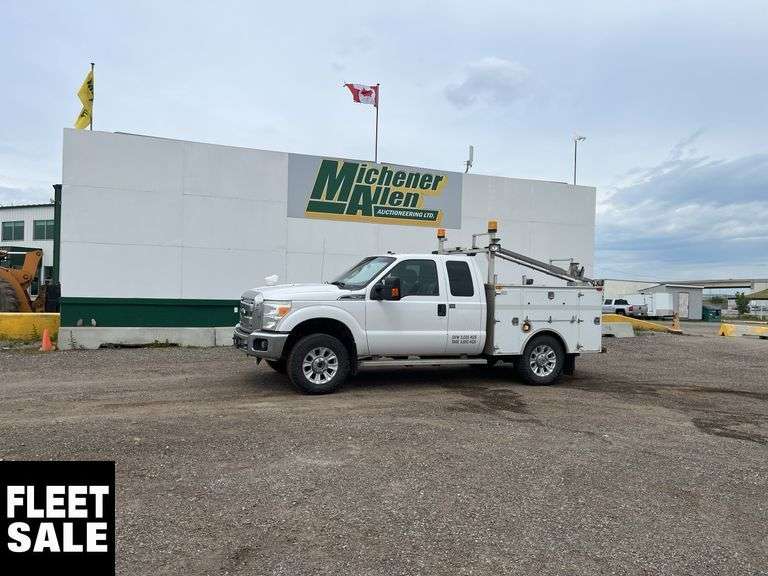 2015  Ford  F-350 Super Duty  4x4 XLT 4dr SuperCab 6.8 ft. SB SRW Pickup  S/A  Service Truck
