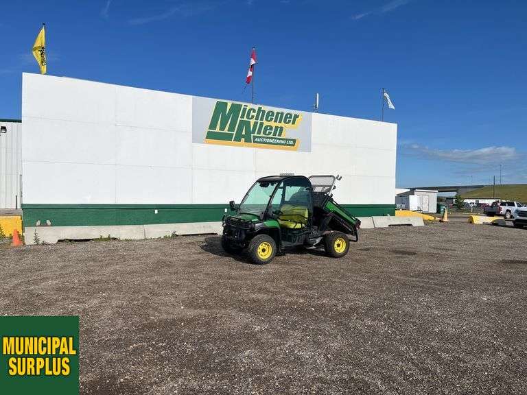 John Deere  825E