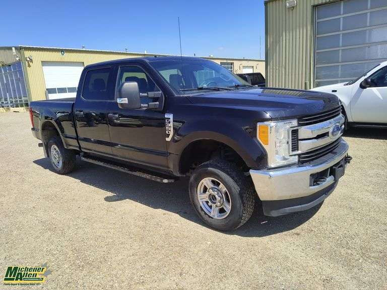 2017  Ford  F-350 Super Duty  4x4 XLT Crew Cab 6.8 ft. SB SRW