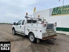 2015  Ford  F-350 Super Duty  4x4 XLT 4dr SuperCab 6.8 ft. SB SRW Pickup  S/A  Service Truck