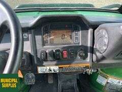 John Deere  825E