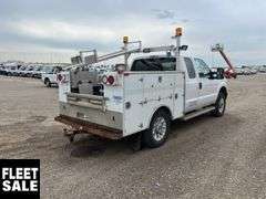 2015  Ford  F-350 Super Duty  4x4 XLT 4dr SuperCab 6.8 ft. SB SRW Pickup  S/A  Service Truck
