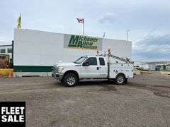 2015  Ford  F-350 Super Duty  4x4 XLT 4dr SuperCab 6.8 ft. SB SRW Pickup  S/A  Service Truck