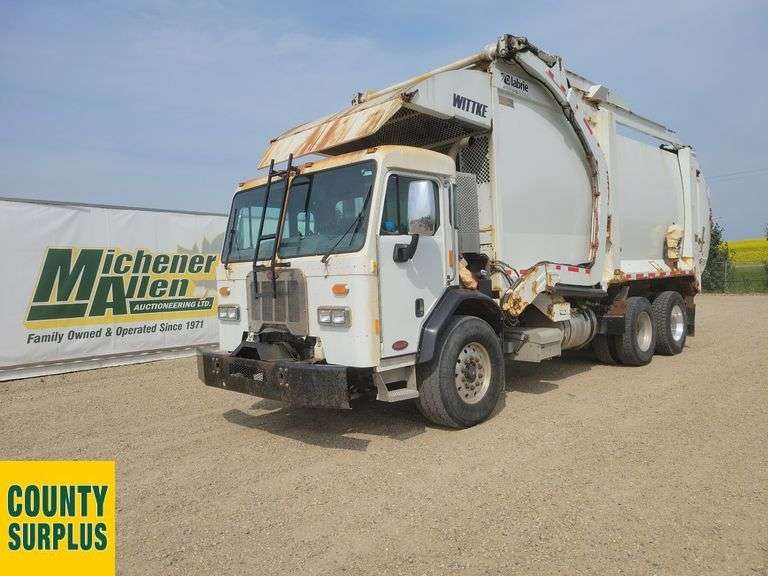 2016  Peterbilt  320  T/A  Refuse Truck