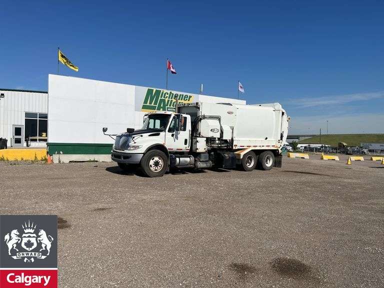 2017  International  WorkStar 7400  T/A  Refuse Truck