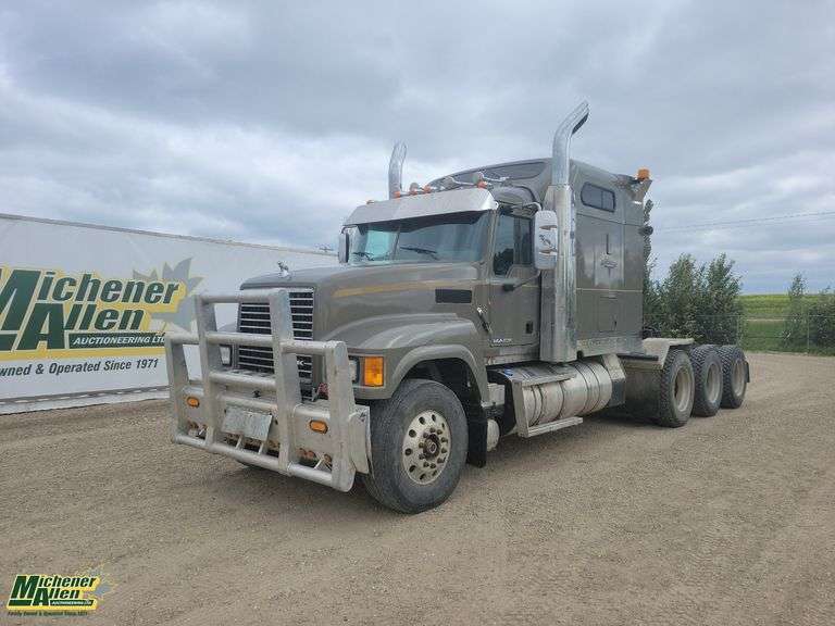 2013  Mack  Pinnacle  Tri  Wet Kit Sleeper Tractor