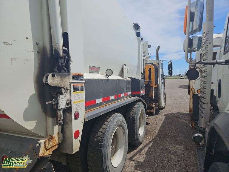 Non-Operable  2015  International  WorkStar 7400  T/A  Refuse Truck