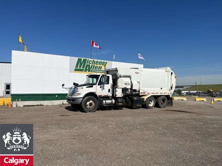 2017  International  WorkStar 7400  T/A  Refuse Truck