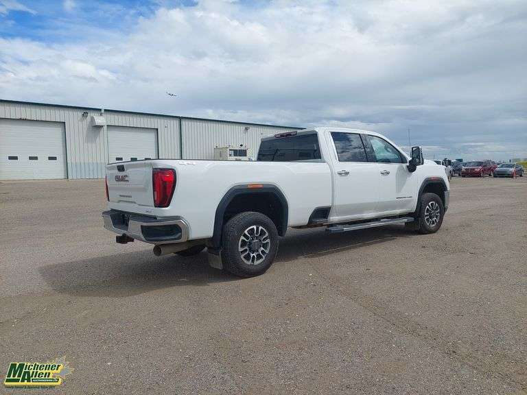 2022  GMC  Sierra 3500HD  4x4 SLT 4dr Crew Cab SB SRW Diesel